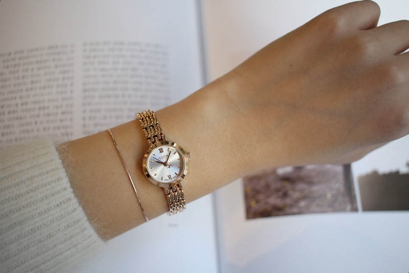 <b><p>round Classy Rose Gold Woman metal watch</p></b><b><p>ラウンド クラス時 ローズゴールド 女性メタル時計 のファッション 手首 洗練された</p></b><br /><br /><p align='center'>