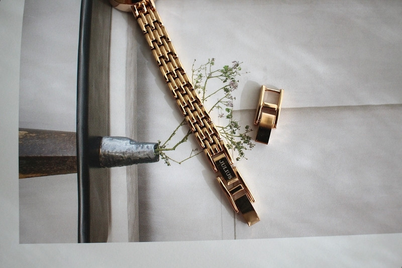 <b><p>round Classy Rose Gold Woman metal watch</p></b><b><p>ラウンド クラス時 ローズゴールド 女性メタル時計 のファッション 手首 洗練された</p></b><br /><br /><p align='center'>