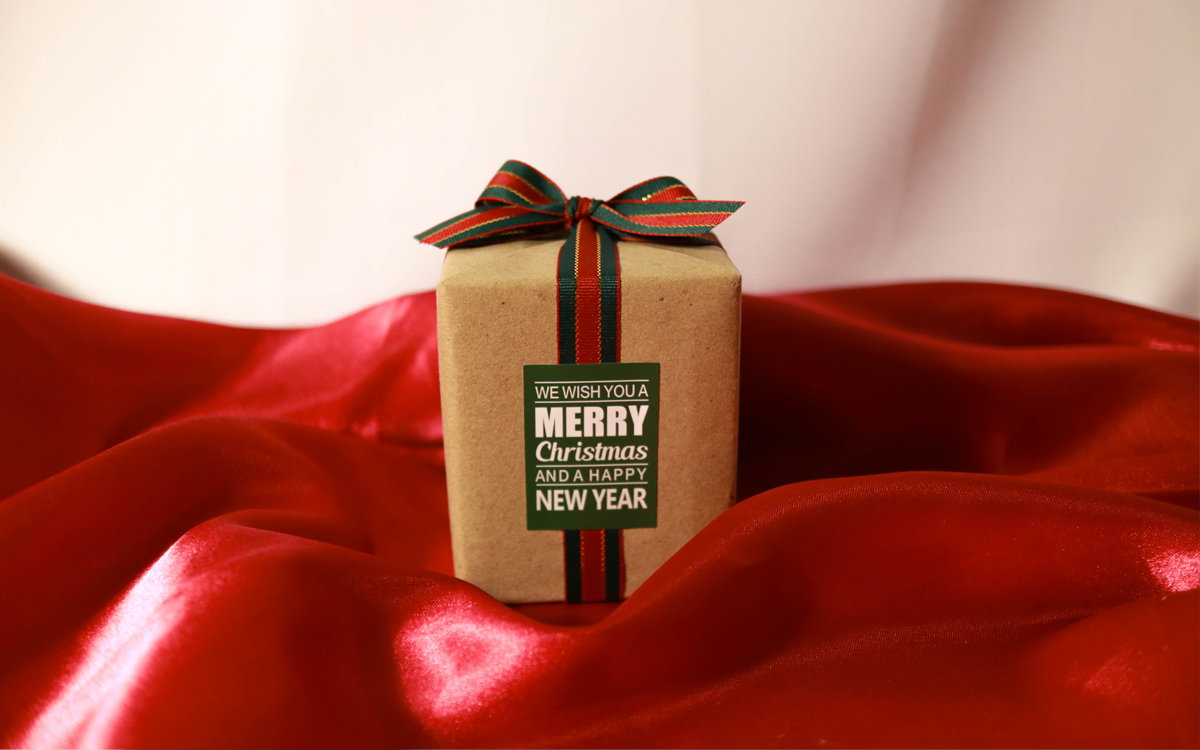 Christmas gift wrapping + cactus soi candle handma