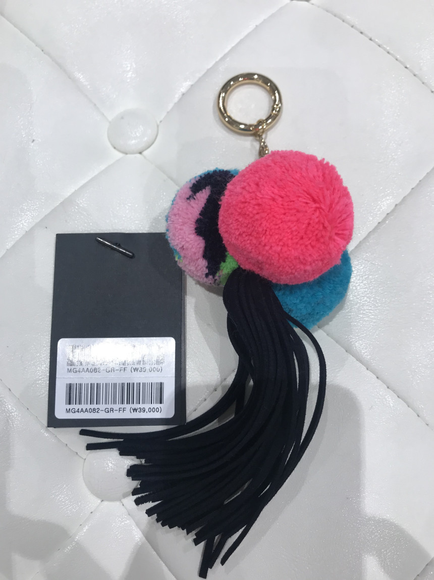 Padded foam foam stick key holder MG4AA082