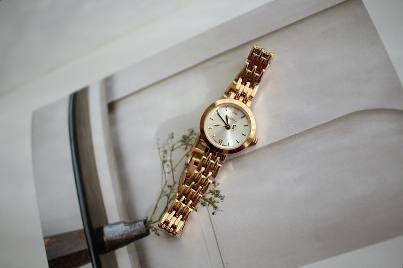 <b><p>round Classy Rose Gold Woman metal watch</p></b><b><p>ラウンド クラス時 ローズゴールド 女性メタル時計 のファッション 手首 洗練された</p></b><br /><br /><p align='center'>