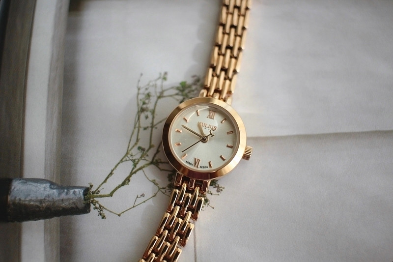 <b><p>round Classy Rose Gold Woman metal watch</p></b><b><p>ラウンド クラス時 ローズゴールド 女性メタル時計 のファッション 手首 洗練された</p></b><br /><br /><p align='center'>