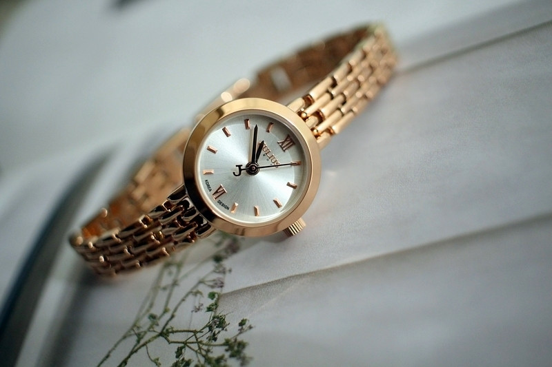 <b><p>round Classy Rose Gold Woman metal watch</p></b><b><p>ラウンド クラス時 ローズゴールド 女性メタル時計 のファッション 手首 洗練された</p></b><br /><br /><p align='center'>