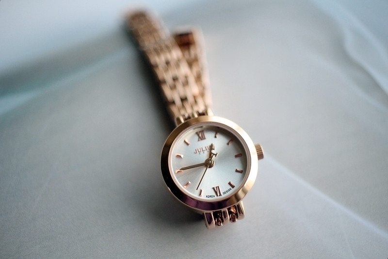<b><p>round Classy Rose Gold Woman metal watch</p></b><b><p>ラウンド クラス時 ローズゴールド 女性メタル時計 のファッション 手首 洗練された</p></b><br /><br /><p align='center'>