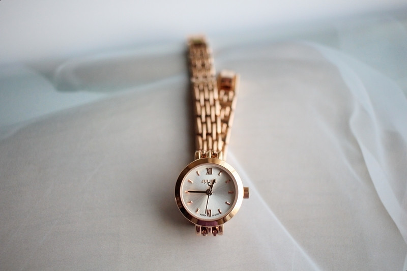 <b><p>round Classy Rose Gold Woman metal watch</p></b><b><p>ラウンド クラス時 ローズゴールド 女性メタル時計 のファッション 手首 洗練された</p></b><br /><br /><p align='center'>