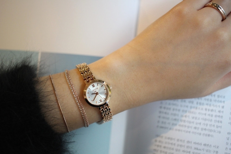 <b><p>round Classy Rose Gold Woman metal watch</p></b><b><p>ラウンド クラス時 ローズゴールド 女性メタル時計 のファッション 手首 洗練された</p></b><br /><br /><p align='center'>