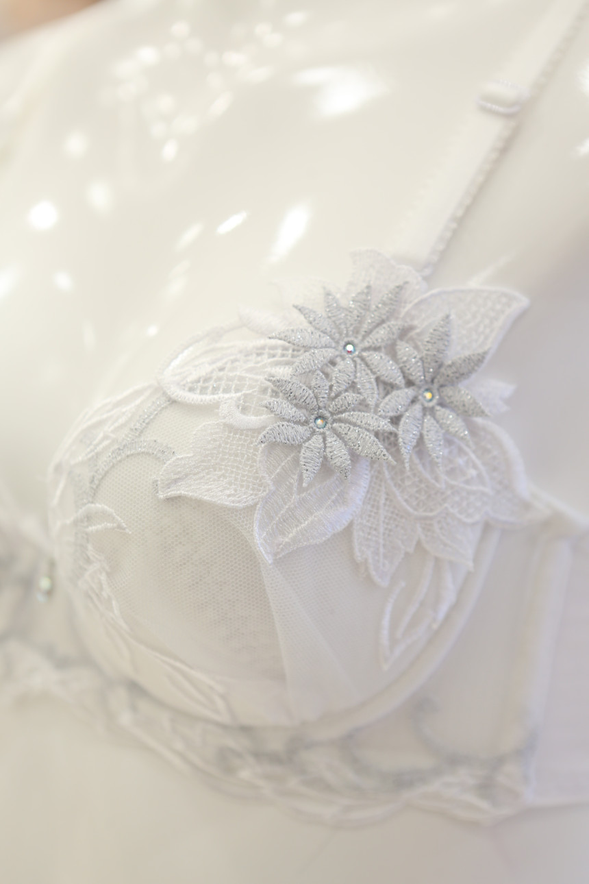 White bra wraclaw lyxian flower motif embroidered 