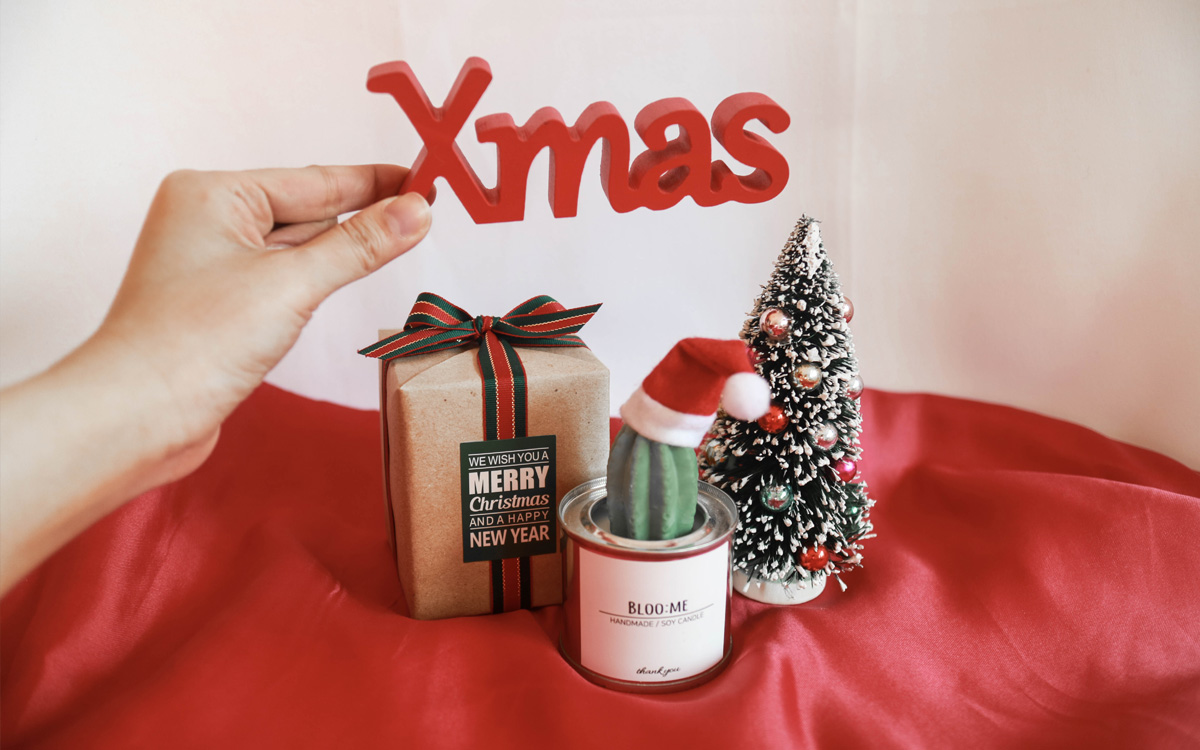 Christmas gift wrapping + cactus soi candle handma