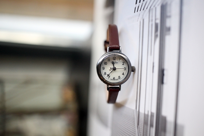 <b><p>Antique mini Woman leather wrist clock 2cor</p></b><b><p>アンティーク ミニ 女性 レザー 手首 時計 2色 ファッション 20代 カジュアル</p></b><br /><br /><p align='center'>