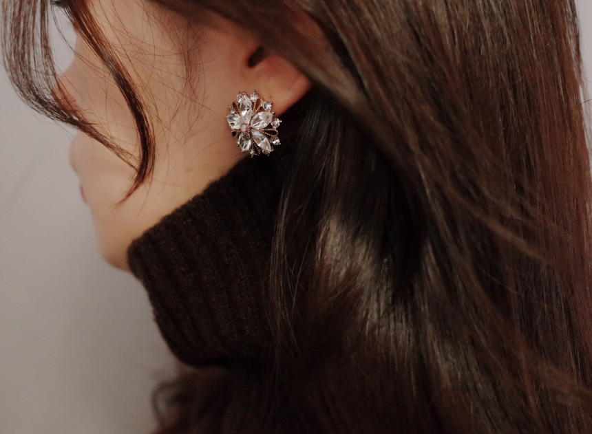 Snow Flower Crystal Shine Mas Earrings Stylish Chi