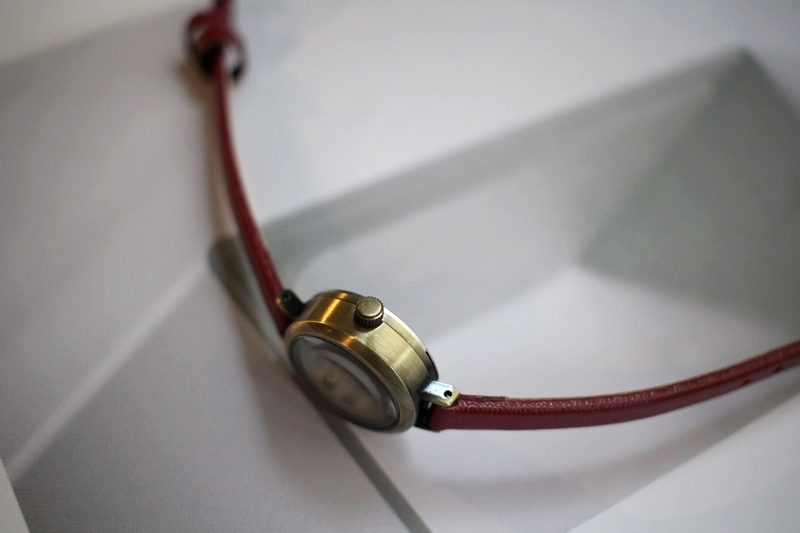 <b><p>Antique mini Woman leather wrist clock 2cor</p></b><b><p>アンティーク ミニ 女性 レザー 手首 時計 2色 ファッション 20代 カジュアル</p></b><br /><br /><p align='center'>