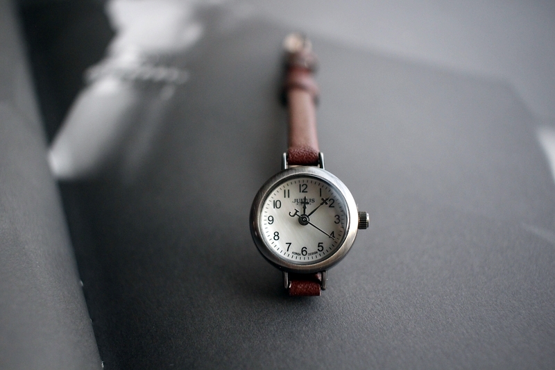 <b><p>Antique mini Woman leather wrist clock 2cor</p></b><b><p>アンティーク ミニ 女性 レザー 手首 時計 2色 ファッション 20代 カジュアル</p></b><br /><br /><p align='center'>