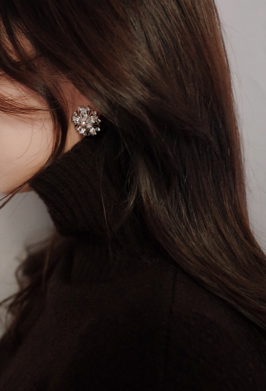 Snow Flower Crystal Shine Mas Earrings Stylish Chi