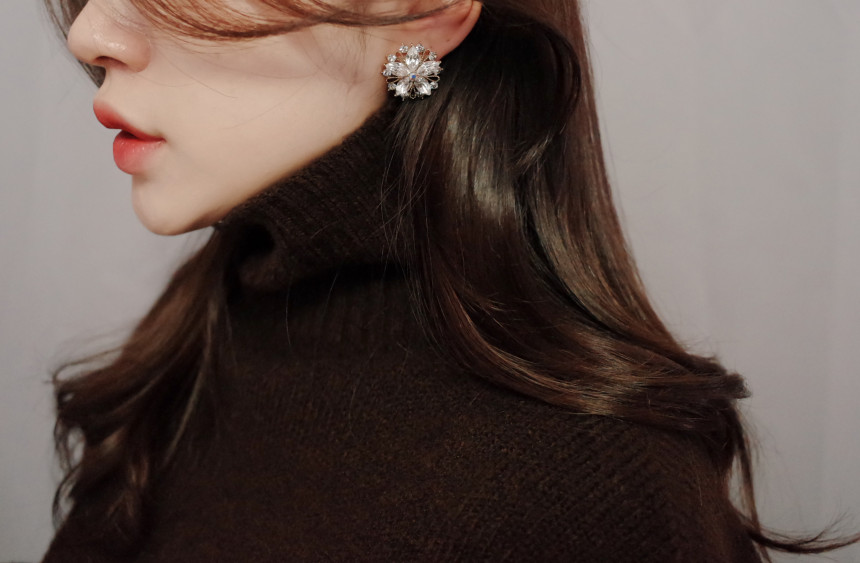 Snow Flower Crystal Shine Mas Earrings Stylish Chi