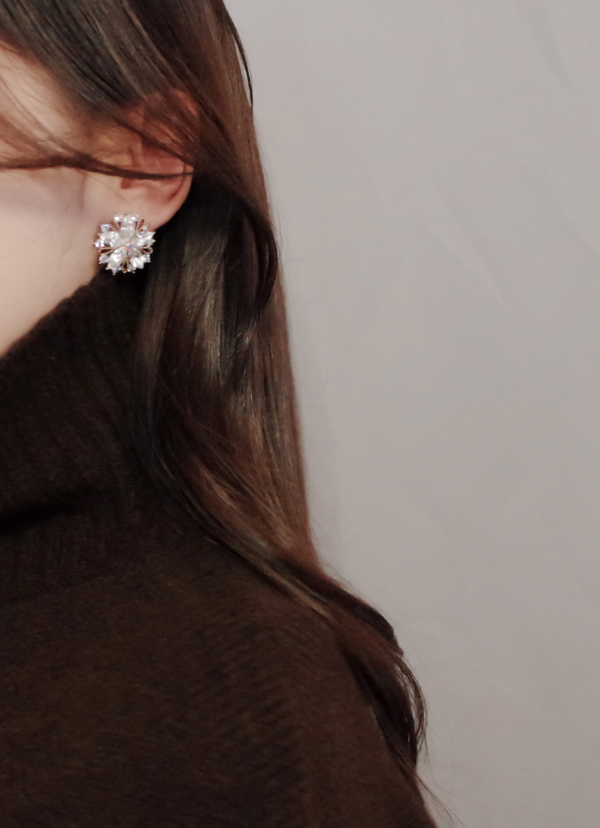 Snow Flower Crystal Shine Mas Earrings Stylish Chi