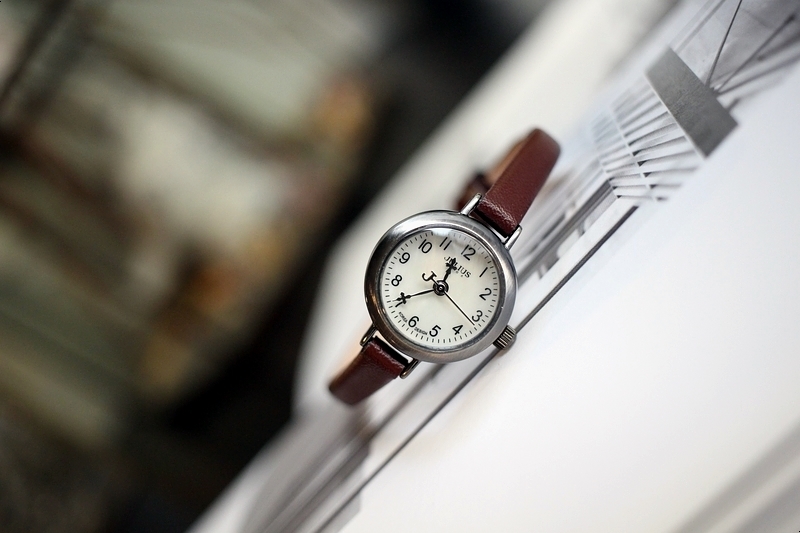 <b><p>Antique mini Woman leather wrist clock 2cor</p></b><b><p>アンティーク ミニ 女性 レザー 手首 時計 2色 ファッション 20代 カジュアル</p></b><br /><br /><p align='center'>