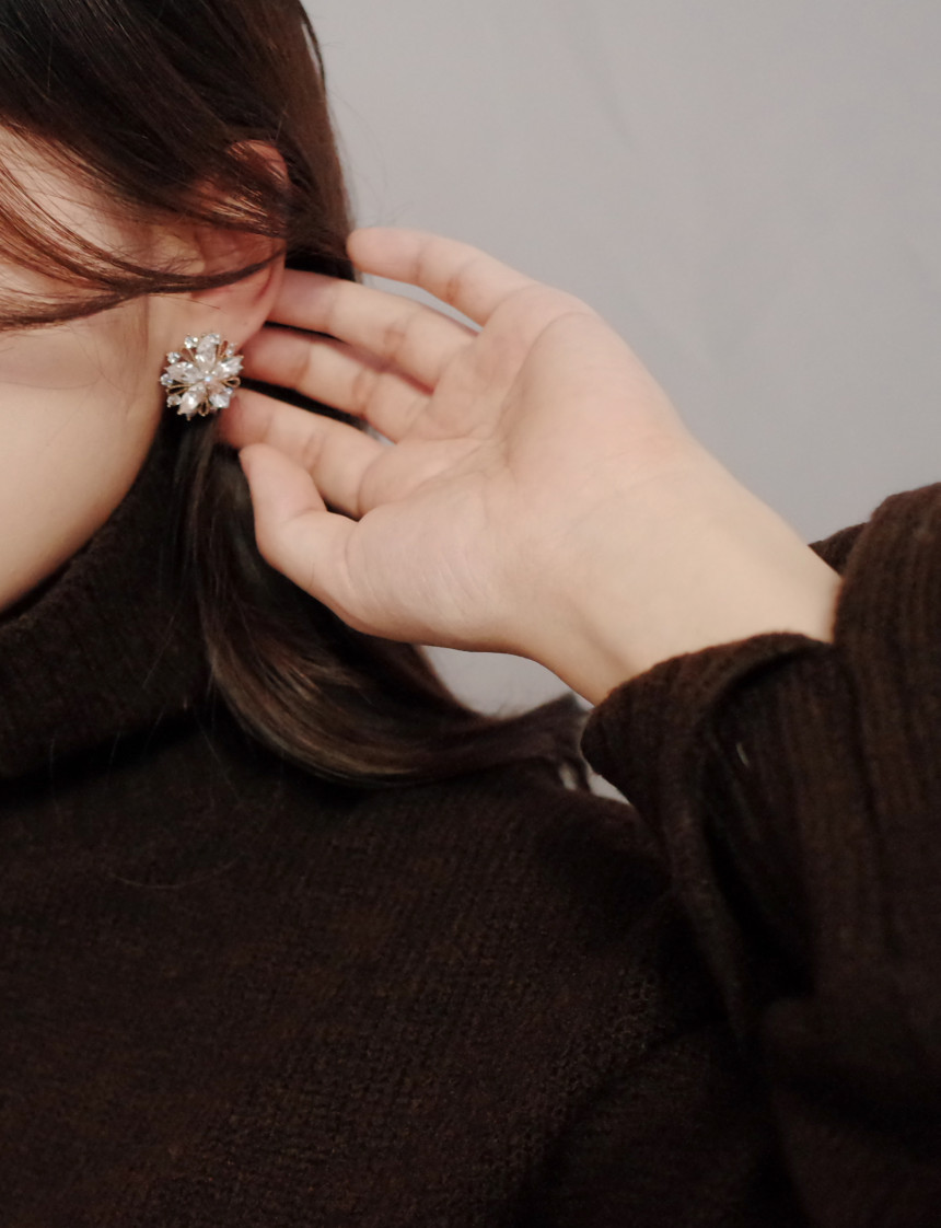 Snow Flower Crystal Shine Mas Earrings Stylish Chi