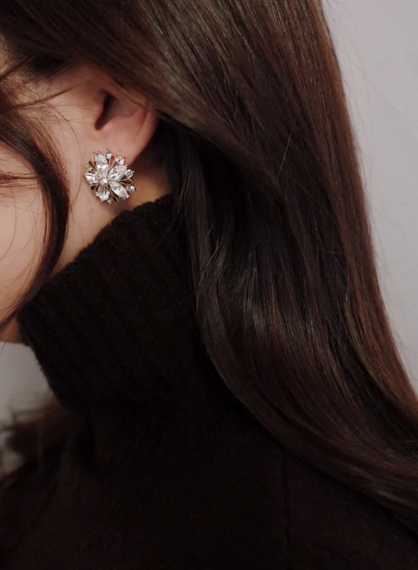 Snow Flower Crystal Shine Mas Earrings Stylish Chi