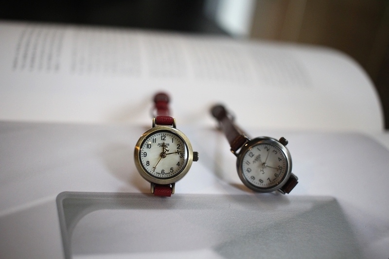 <b><p>Antique mini Woman leather wrist clock 2cor</p></b><b><p>アンティーク ミニ 女性 レザー 手首 時計 2色 ファッション 20代 カジュアル</p></b><br /><br /><p align='center'>