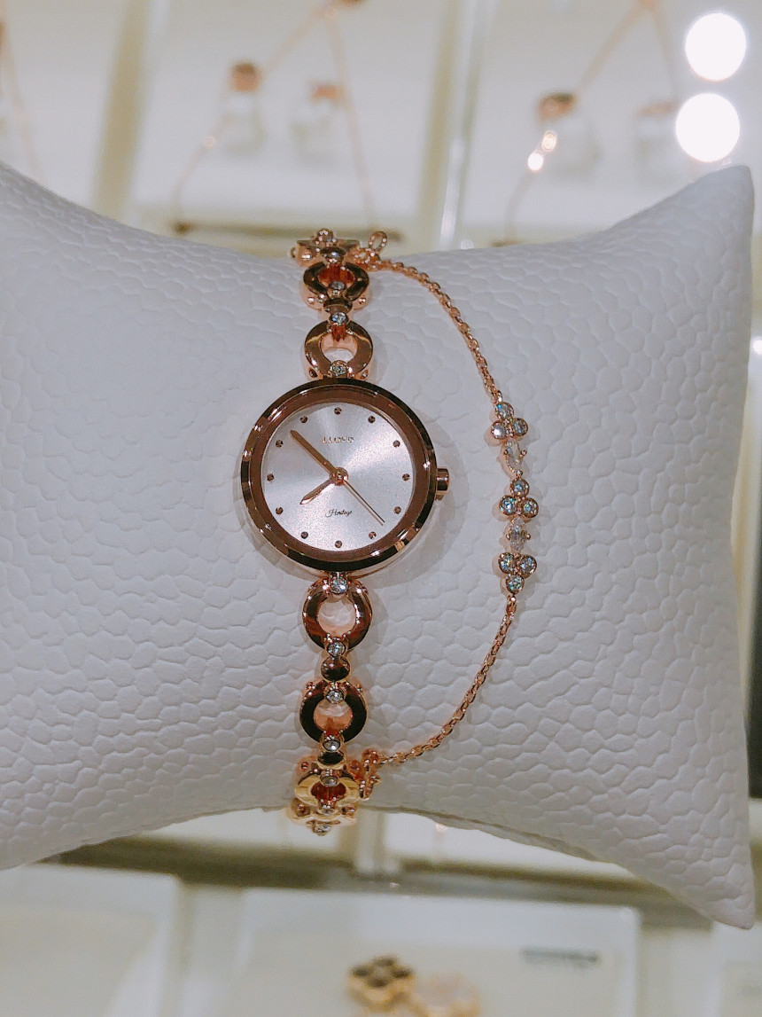 <b><p>Lloyd Snow Fwer Layed Removable bracet cck</p></b><b><p>ロイド 雪花 重ね着 着脱用 ブレスレット 時計 LL2G17C06 女性 デイリー</p></b><br /><br /><p align='center'>