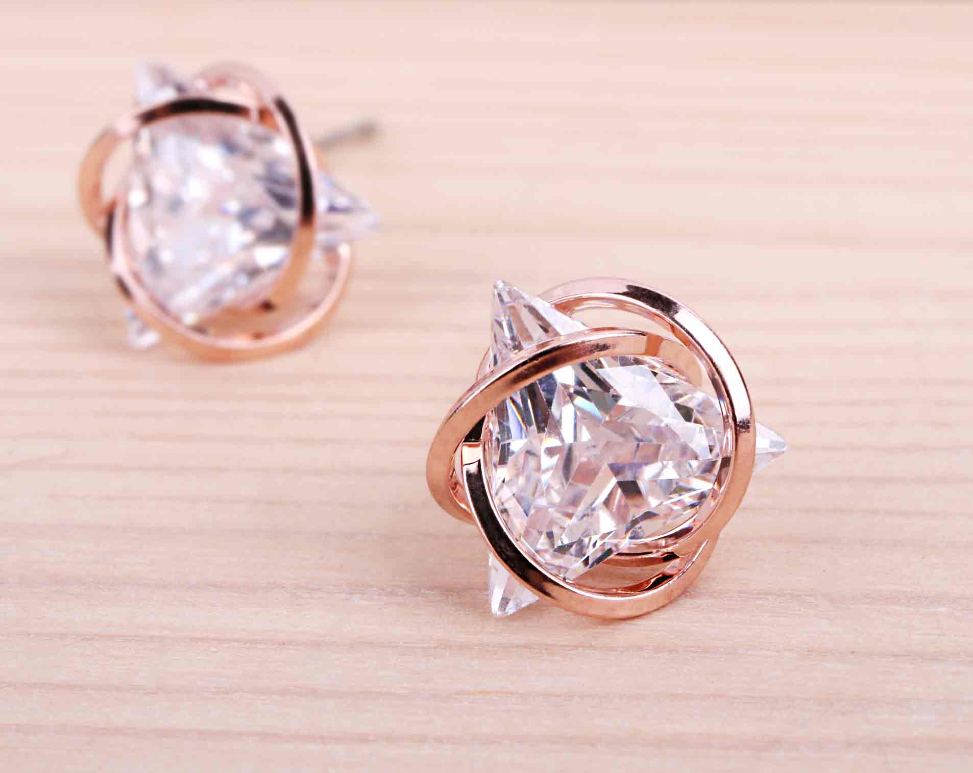 BOLLAR Overlap Triangle Q Spike Earring TIT281 Uni