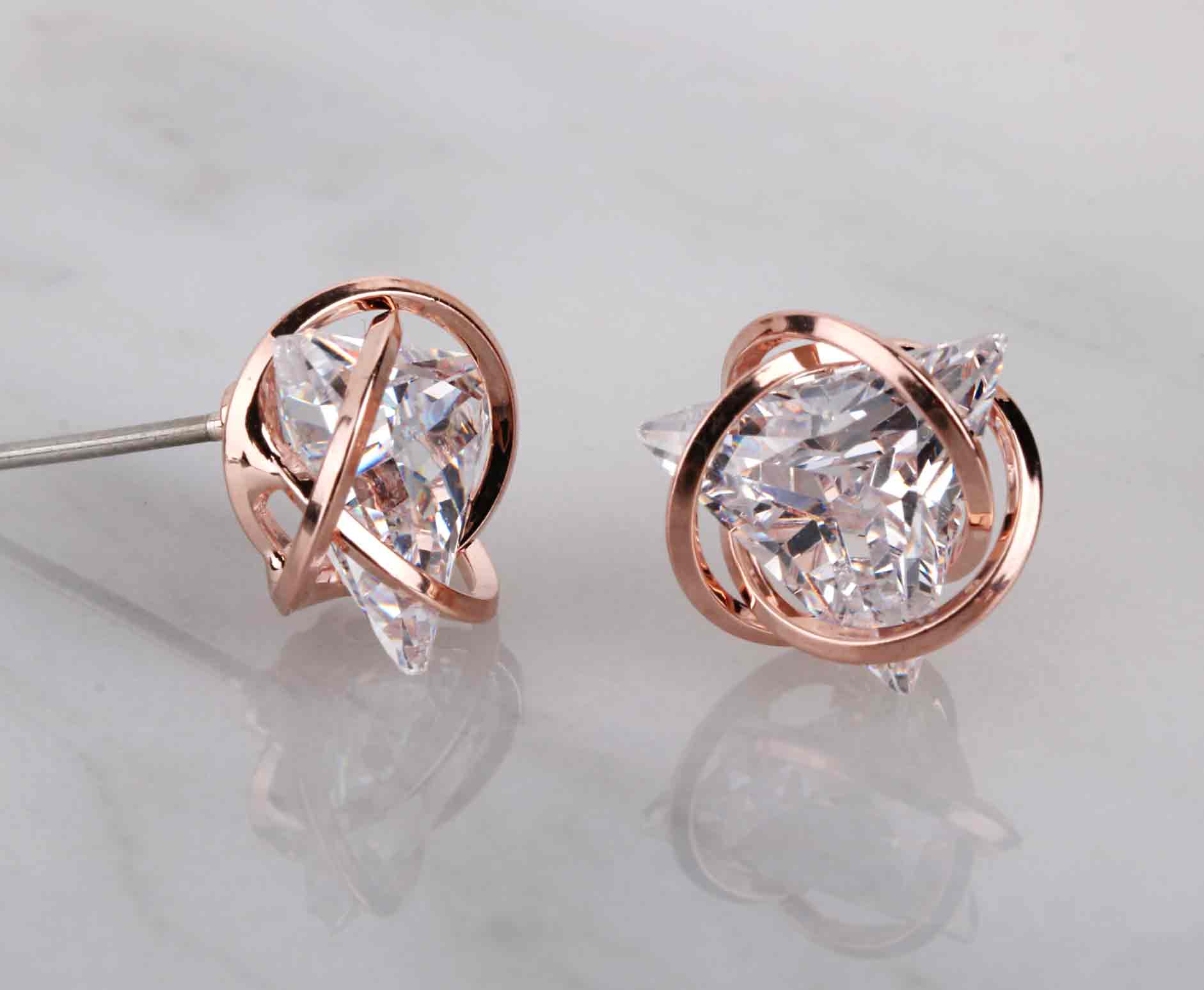 BOLLAR Overlap Triangle Q Spike Earring TIT281 Uni