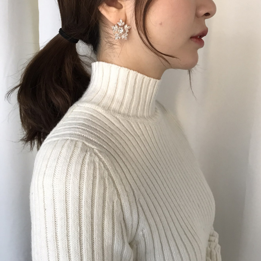 Blonde Snow Flower Bold Earrings Lovely Coordinate