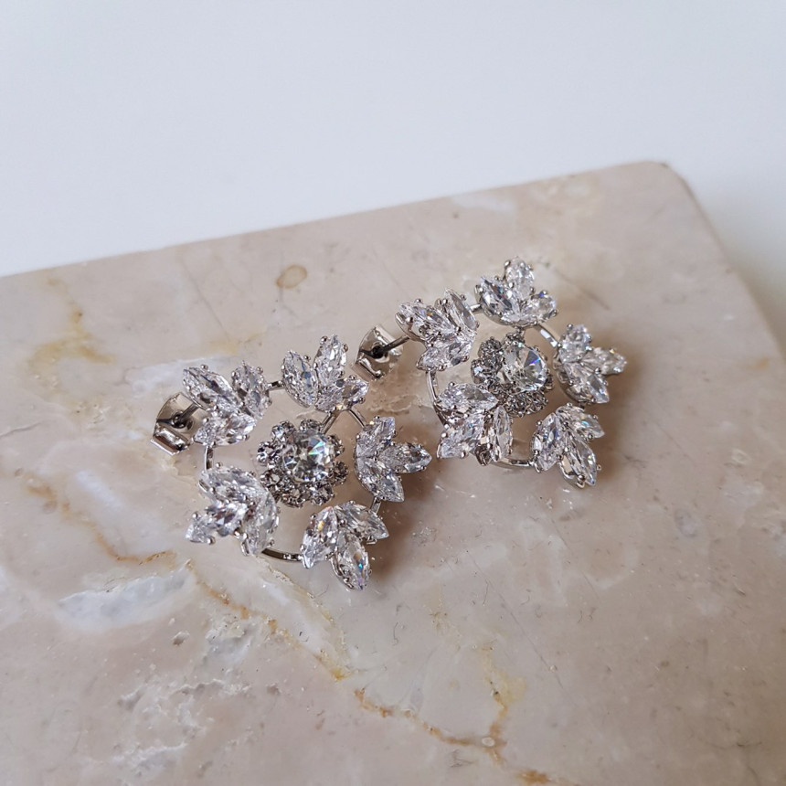 Blonde Snow Flower Bold Earrings Lovely Coordinate