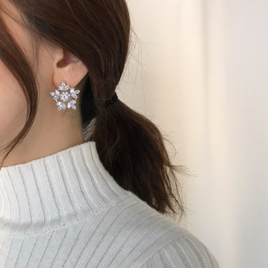 Blonde Snow Flower Bold Earrings Lovely Coordinate