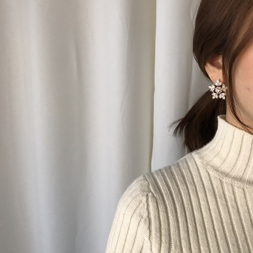 Blonde Snow Flower Bold Earrings Lovely Coordinate