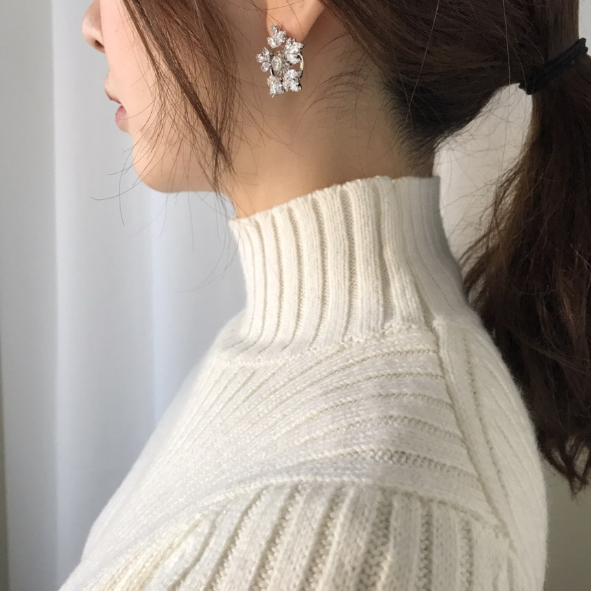 Blonde Snow Flower Bold Earrings Lovely Coordinate