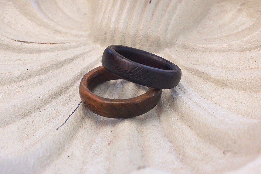 <b><p>Red Heart with wood made inial rg Daejeon</p></b><b><p>赤いハートの木 作成された イニシャル リング 初期 木製品 大田 製作 友情 デザイン</p></b><br /><br /><p align='center'>