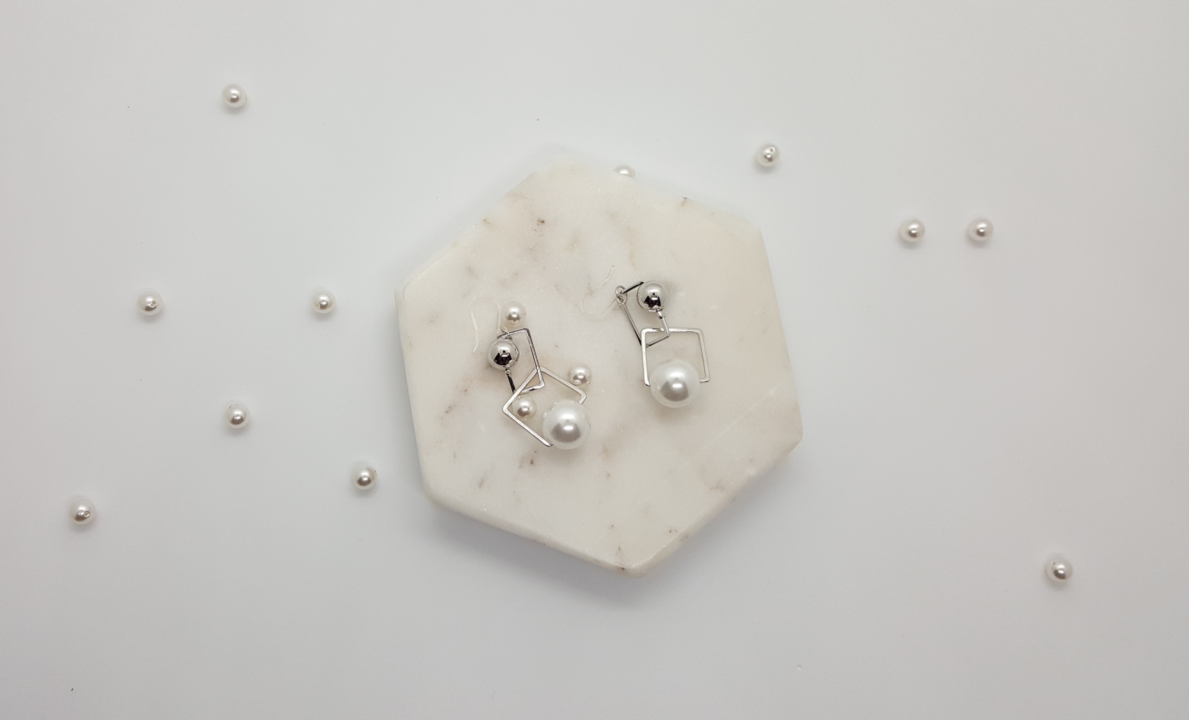 Dyna Light Pearl Square Earrings Earrings Luxuriou