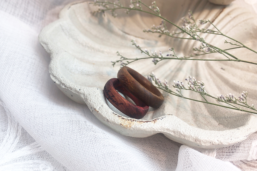 <b><p>Red Heart with wood made inial rg Daejeon</p></b><b><p>赤いハートの木 作成された イニシャル リング 初期 木製品 大田 製作 友情 デザイン</p></b><br /><br /><p align='center'>