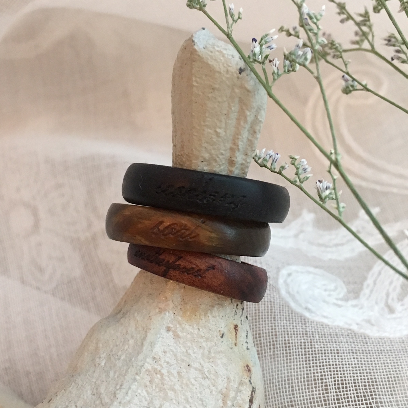 <b><p>Red Heart with wood made inial rg Daejeon</p></b><b><p>赤いハートの木 作成された イニシャル リング 初期 木製品 大田 製作 友情 デザイン</p></b><br /><br /><p align='center'>