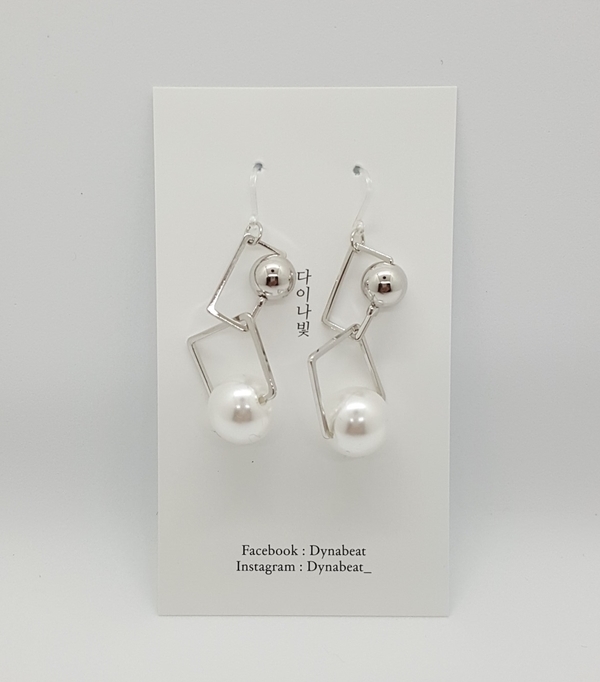 Dyna Light Pearl Square Earrings Earrings Luxuriou