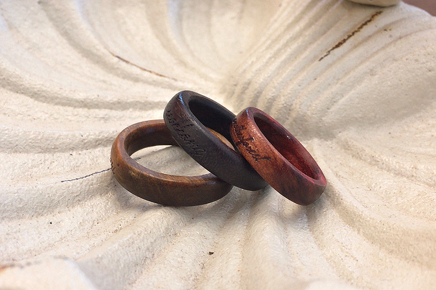 <b><p>Red Heart with wood made inial rg Daejeon</p></b><b><p>赤いハートの木 作成された イニシャル リング 初期 木製品 大田 製作 友情 デザイン</p></b><br /><br /><p align='center'>