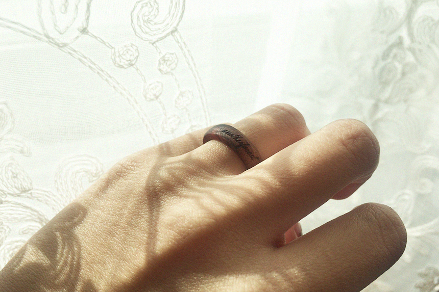 <b><p>Red Heart with wood made inial rg Daejeon</p></b><b><p>赤いハートの木 作成された イニシャル リング 初期 木製品 大田 製作 友情 デザイン</p></b><br /><br /><p align='center'>