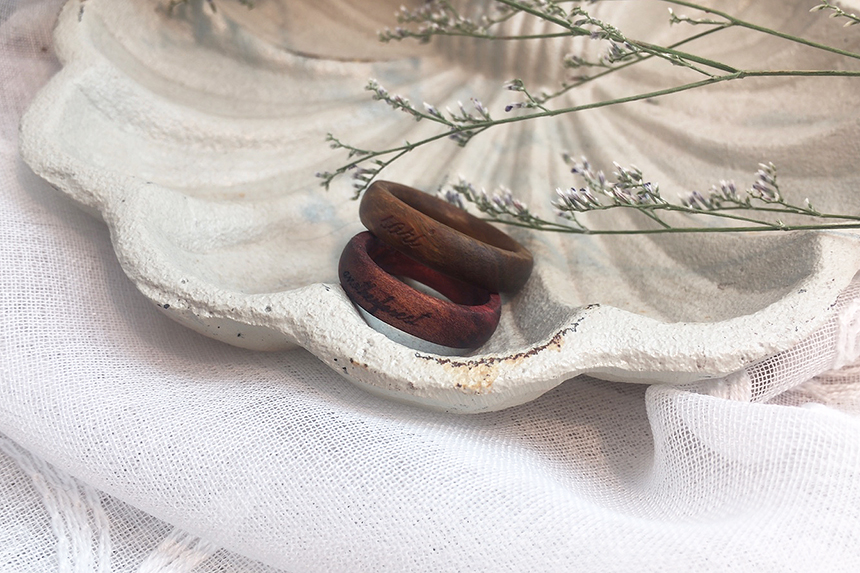 <b><p>Red Heart with wood made inial rg Daejeon</p></b><b><p>赤いハートの木 作成された イニシャル リング 初期 木製品 大田 製作 友情 デザイン</p></b><br /><br /><p align='center'>