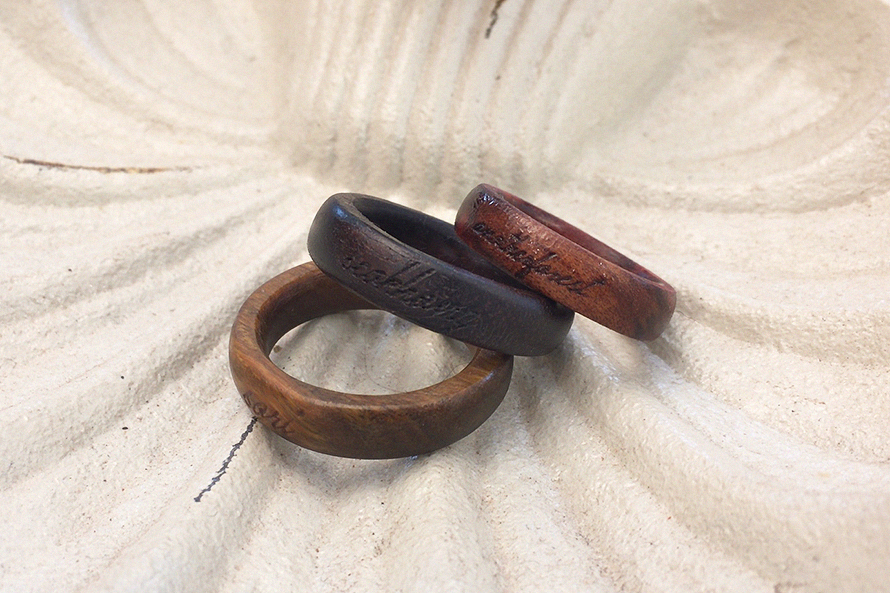 <b><p>Red Heart with wood made inial rg Daejeon</p></b><b><p>赤いハートの木 作成された イニシャル リング 初期 木製品 大田 製作 友情 デザイン</p></b><br /><br /><p align='center'>