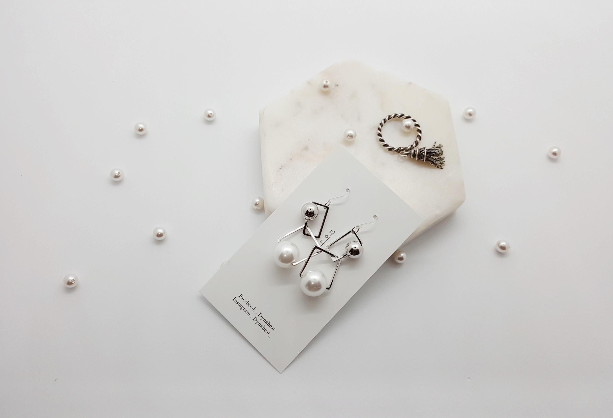 Dyna Light Pearl Square Earrings Earrings Luxuriou