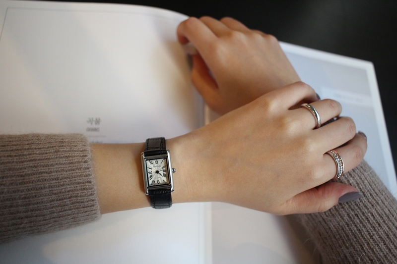 <b><p>Urban classic square Wom leather wrist ock</p></b><b><p>アーバン クラシック 正方形 女性 レザー 手首 時計 2色 ファッション 20代</p></b><br /><br /><p align='center'>