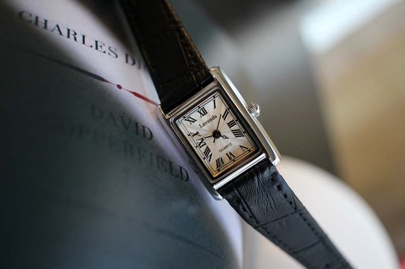 <b><p>Urban classic square Wom leather wrist ock</p></b><b><p>アーバン クラシック 正方形 女性 レザー 手首 時計 2色 ファッション 20代</p></b><br /><br /><p align='center'>