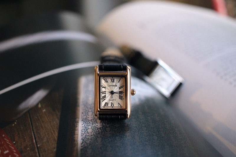 <b><p>Urban classic square Wom leather wrist ock</p></b><b><p>アーバン クラシック 正方形 女性 レザー 手首 時計 2色 ファッション 20代</p></b><br /><br /><p align='center'>