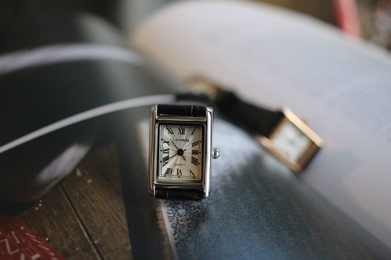 <b><p>Urban classic square Wom leather wrist ock</p></b><b><p>アーバン クラシック 正方形 女性 レザー 手首 時計 2色 ファッション 20代</p></b><br /><br /><p align='center'>