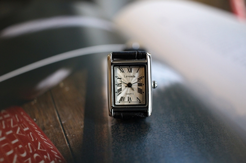 <b><p>Urban classic square Wom leather wrist ock</p></b><b><p>アーバン クラシック 正方形 女性 レザー 手首 時計 2色 ファッション 20代</p></b><br /><br /><p align='center'>