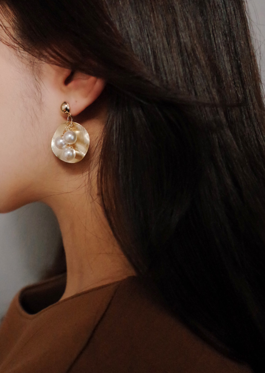 NO.64 Aria Three Pearls Metal Earrings Stylish Chi