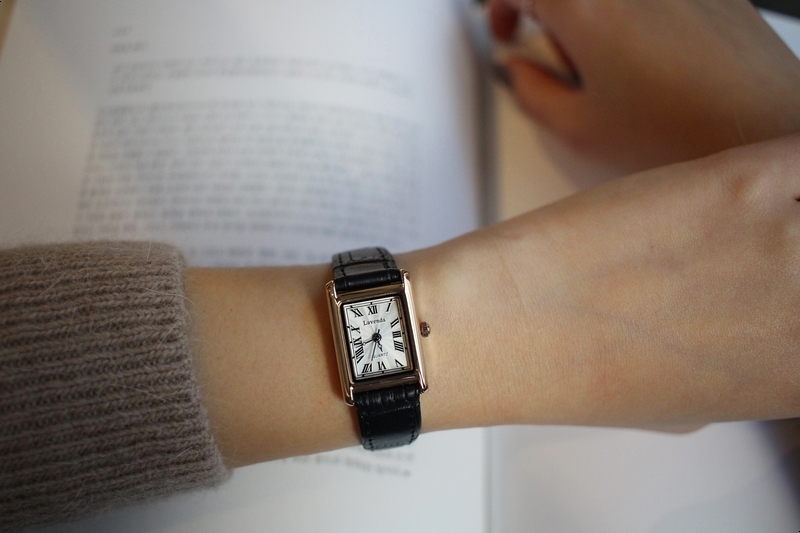 <b><p>Urban classic square Wom leather wrist ock</p></b><b><p>アーバン クラシック 正方形 女性 レザー 手首 時計 2色 ファッション 20代</p></b><br /><br /><p align='center'>