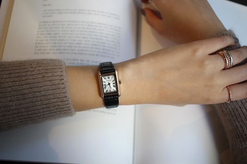 <b><p>Urban classic square Wom leather wrist ock</p></b><b><p>アーバン クラシック 正方形 女性 レザー 手首 時計 2色 ファッション 20代</p></b><br /><br /><p align='center'>