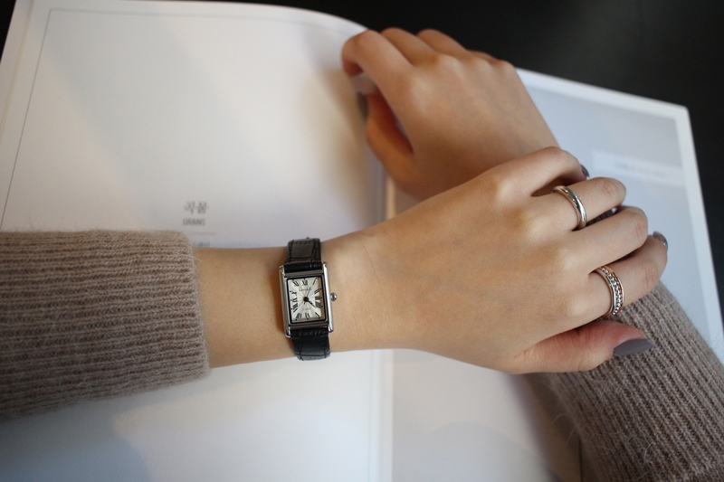 <b><p>Urban classic square Wom leather wrist ock</p></b><b><p>アーバン クラシック 正方形 女性 レザー 手首 時計 2色 ファッション 20代</p></b><br /><br /><p align='center'>